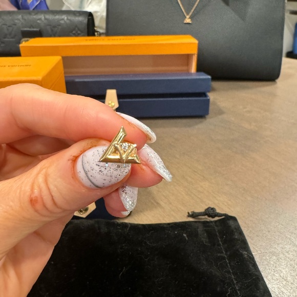 LV volt stud earings - Picture 6 of 7